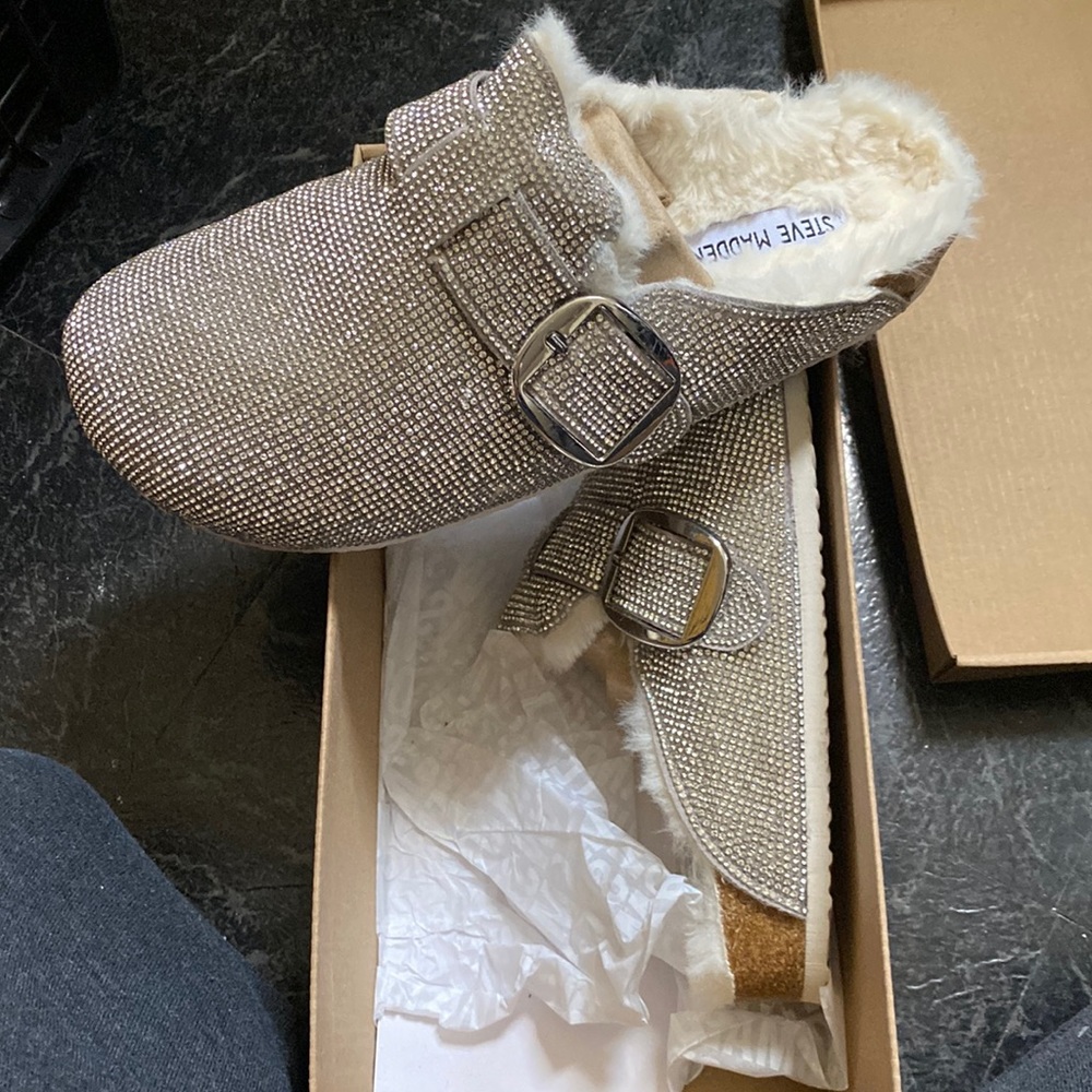 Slippers/ sandals never worn asking 35